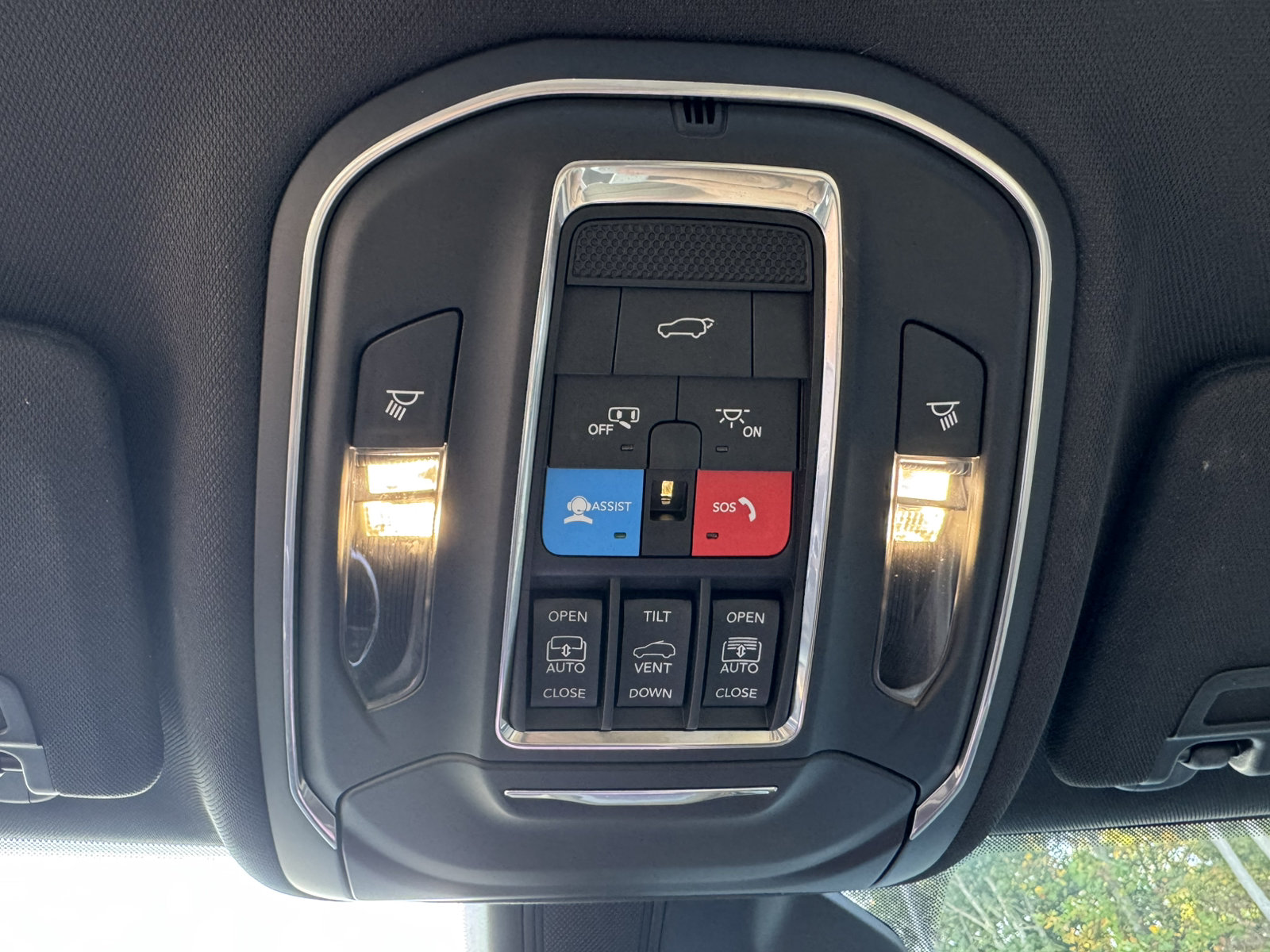 Used 2025 Jeep Grand Cherokee Limited w/ Luxury Tech Group II RWD image 28