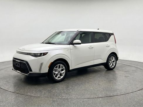 Used 2025 Kia Soul LX w/ LX Technology Package FWD image 3
