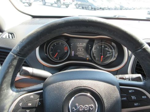 Used 2016 Jeep Cherokee Latitude w/ Comfort/Convenience Group FWD image 26