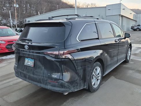 Used 2025 Toyota Sienna XLE image 11