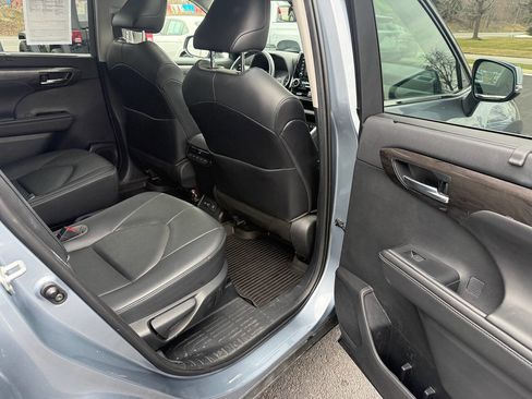 Used 2020 Toyota Highlander Limited image 11