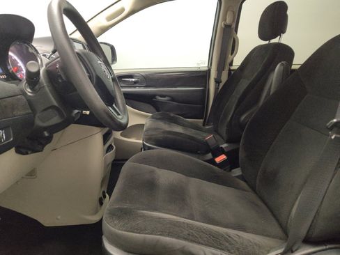 Used 2019 Dodge Grand Caravan SE w/ UConnect Hands-Free Group FWD image 17