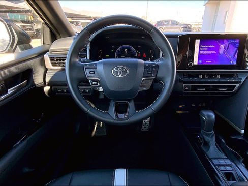Used 2025 Toyota Camry SE image 6