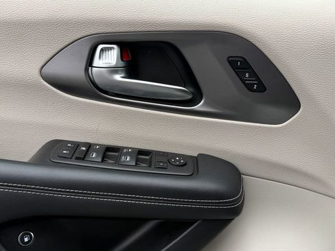 Used 2023 Chrysler Pacifica Touring-L image 24