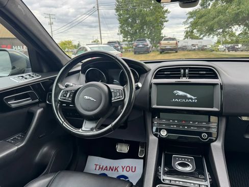 Used 2019 Jaguar F-PACE Premium AWD/4WD image 16