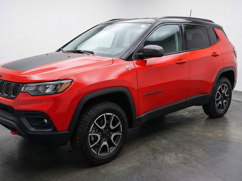 Used 2025 Jeep Compass Trailhawk AWD/4WD image 3