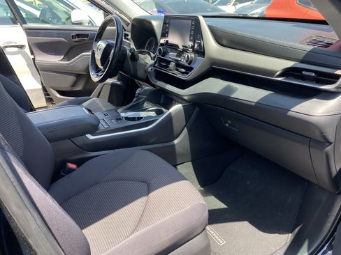 Used 2021 Toyota Highlander LE FWD image 22