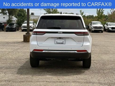 Used 2023 Jeep Grand Cherokee Laredo AWD/4WD image 5