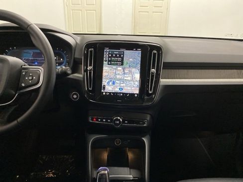 Used 2025 Volvo XC40 B5 Plus image 13