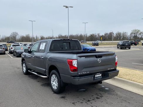 Used 2018 Nissan Titan SV w/ SV Convenience Package image 5
