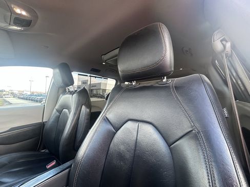 Used 2017 Chrysler Pacifica Touring-L image 16