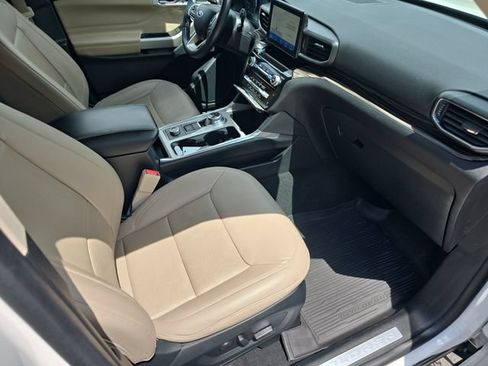 Used 2022 Ford Explorer Limited w/ Equipment Group 301A AWD/4WD image 16