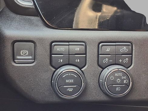 Used 2024 Chevrolet Silverado 1500 High Country w/ Z71 Off-Road Package image 17