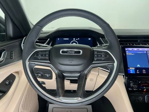 Used 2024 Jeep Grand Cherokee Limited image 13