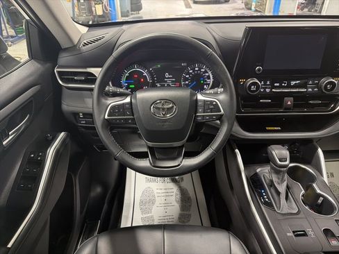 Used 2024 Toyota Highlander XLE AWD/4WD image 32