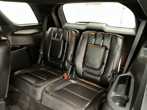 Used 2018 Ford Explorer XLT w/ Equipment Group 202A AWD/4WD image 13