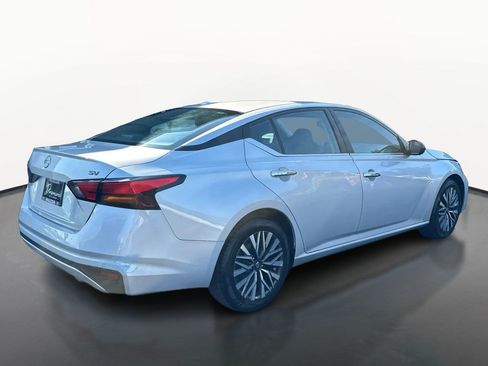 Used 2024 Nissan Altima 2.5 SV FWD image 3
