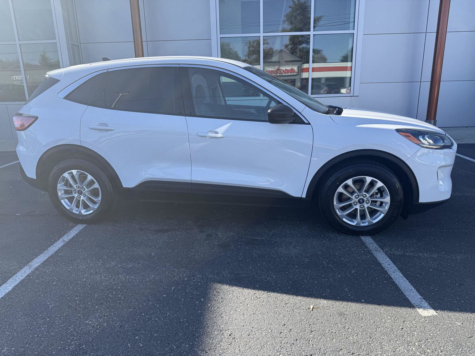 Used 2022 Ford Escape SE FWD image 4