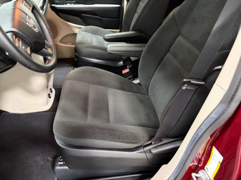 Used 2019 Dodge Grand Caravan SE FWD image 30