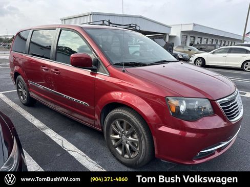 Used 2016 Chrysler Town & Country S image 1