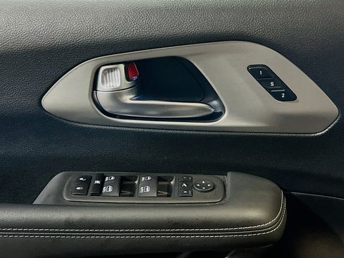 Used 2023 Chrysler Pacifica Limited w/ S Appearance Package FWD image 14