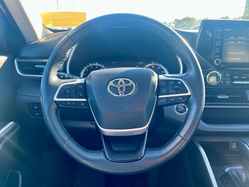Used 2022 Toyota Highlander XLE AWD/4WD image 19