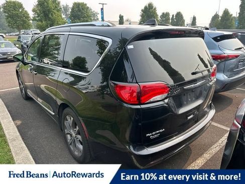 Used 2018 Chrysler Pacifica Limited w/ Tire & Wheel Group FWD image 5