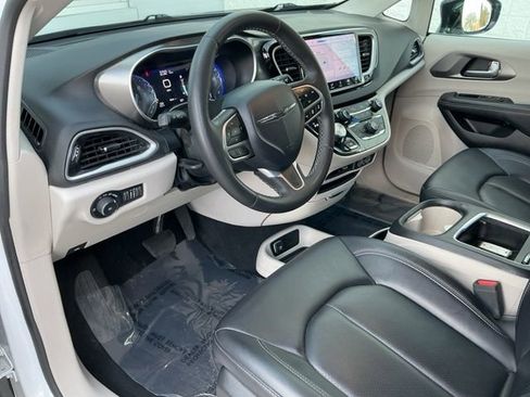 Used 2024 Chrysler Pacifica Touring-L FWD image 15