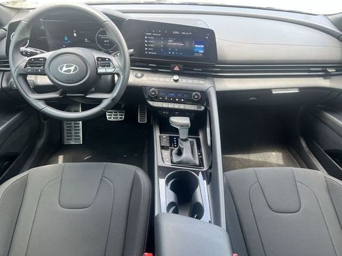 Certified 2025 Hyundai Elantra SEL FWD image 17