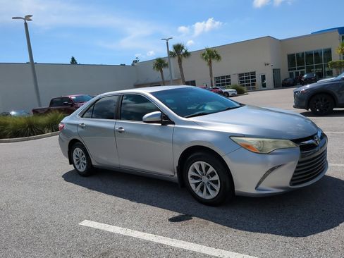 Used 2015 Toyota Camry LE FWD image 9