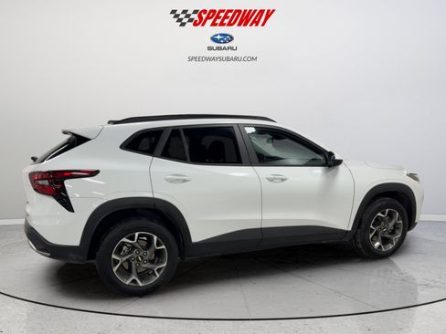 Used 2025 Chevrolet Trax LT w/ LT Convenience Package image 10