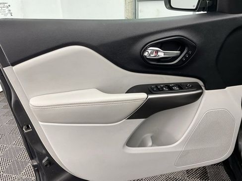 Used 2019 Jeep Cherokee Limited w/ Luxury Group image 12