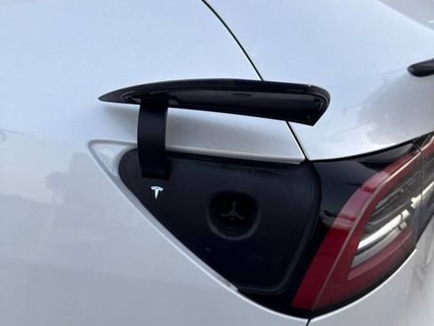 Used 2022 Tesla Model Y Performance image 11