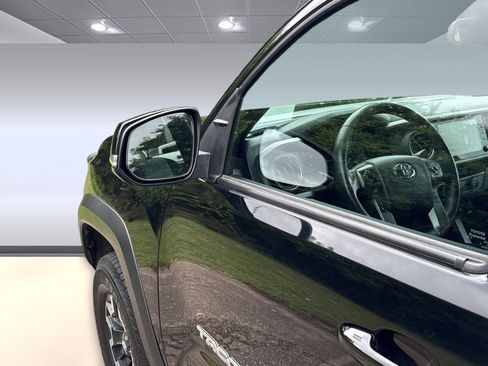 Used 2022 Toyota Tacoma TRD Off-Road image 8
