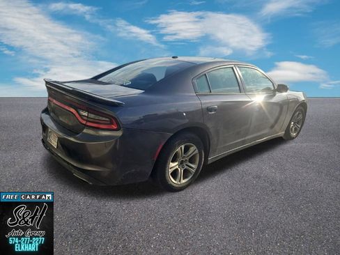 Used 2015 Dodge Charger SE RWD image 3