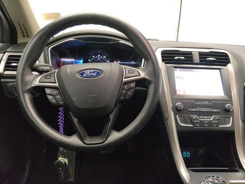 Used 2019 Ford Fusion SE FWD image 22