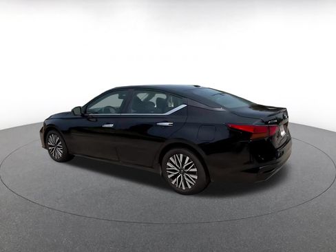 Used 2025 Nissan Altima 2.5 SV FWD image 8