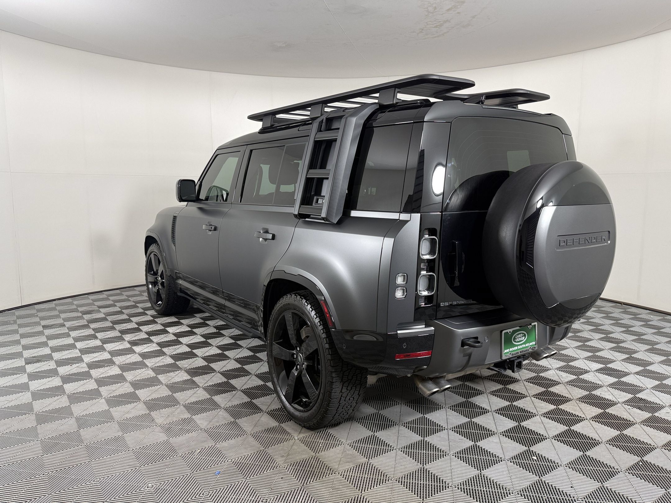 Used 2025 Land Rover Defender 110 V8 AWD/4WD image 3