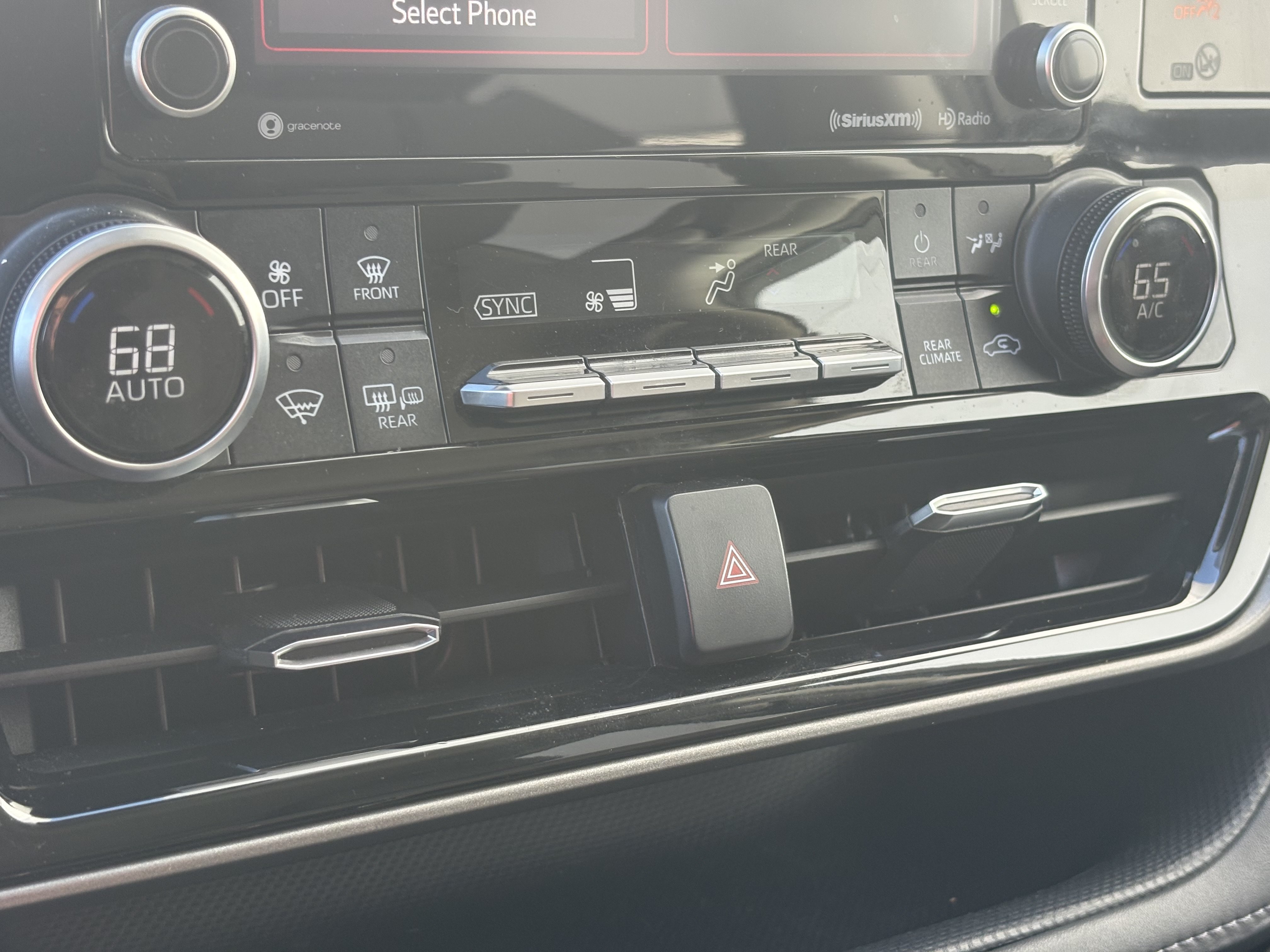 Used 2022 Toyota Highlander LE FWD image 22