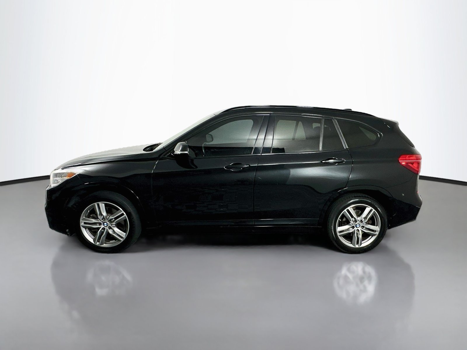 Used 2018 BMW X1 sDrive28i w/ M Sport Package FWD image 4