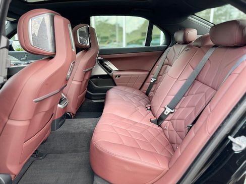 Used 2024 BMW 760i xDrive w/ Premium Package 2 image 35