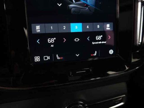 Used 2025 Volvo XC40 B5 Core image 28