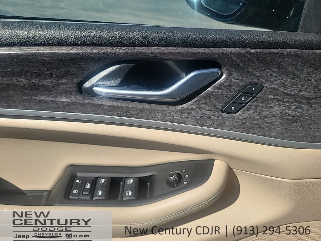 Used 2025 Jeep Grand Cherokee Limited w/ Luxury Tech Group II AWD/4WD image 9
