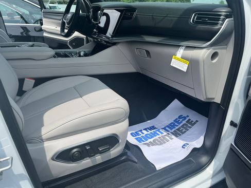 New 2025 Jeep Wagoneer Series II w/ Premium Group I image 24