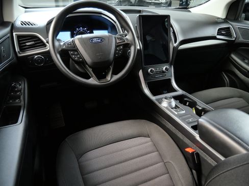 Used 2022 Ford Edge SE w/ Black Appearance Package AWD/4WD image 2