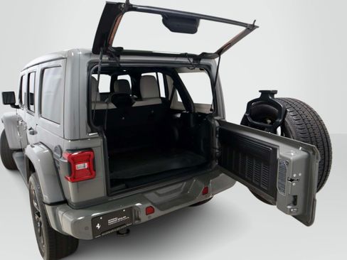 Used 2022 Jeep Wrangler Unlimited Sahara AWD/4WD image 10