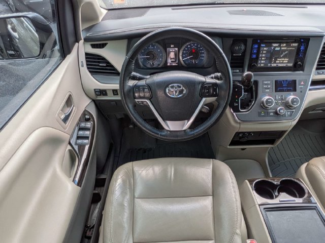Used 2017 Toyota Sienna XLE FWD image 17