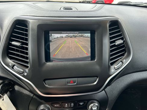 Used 2019 Jeep Cherokee Latitude w/ Popular Appearance Group image 18