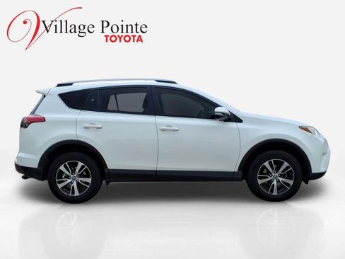 Used 2018 Toyota RAV4 XLE AWD/4WD image 4