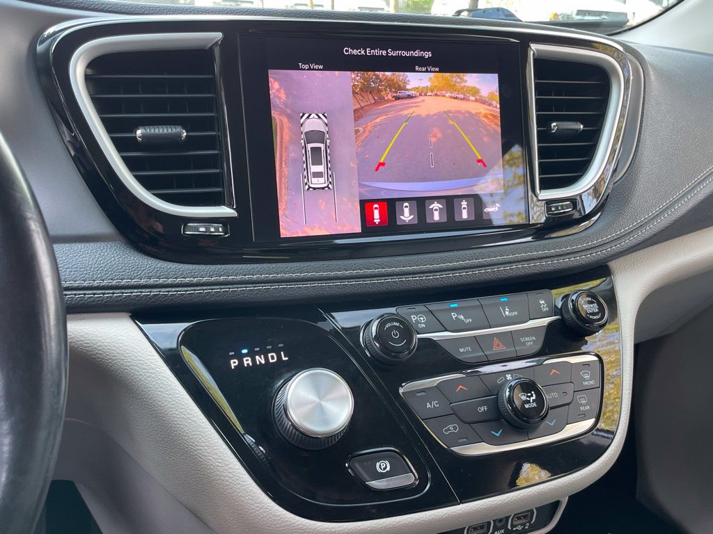 Used 2021 Chrysler Pacifica Touring-L FWD image 18